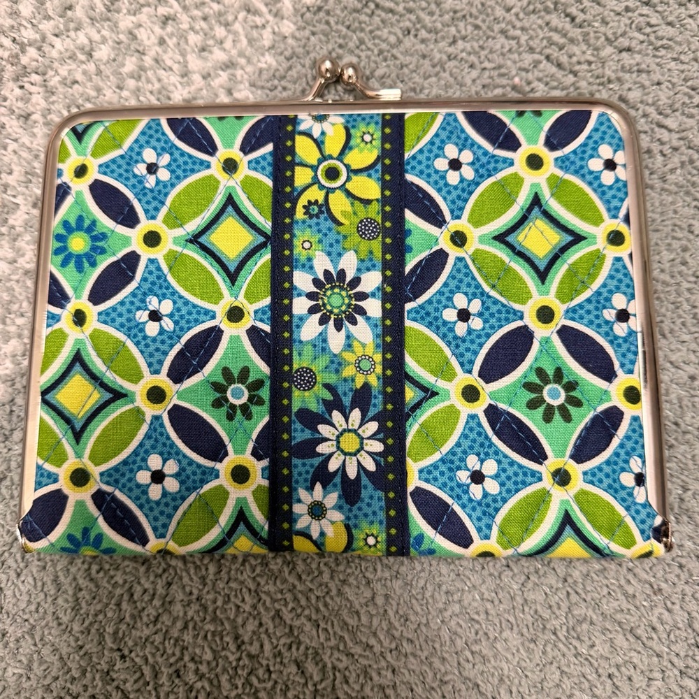 Vera Bradley Hugs N Kisses Photo Holder in Retired Pattern Daisy Daisy